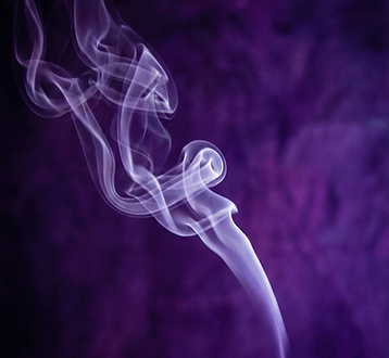 fumée d'encens pour illustrer le Bilan des Ombres : guidance intuitive par les oracles pour le shadow work