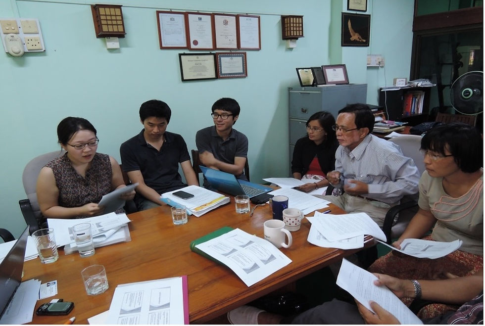 Before going to Kyaukphyu Island, the students spoke at the joint seminar with Lawyers' Network in Yangon, comparing Korean law, Myanmar, and international trends on the following topics: Younghye on freedom of speech, Youngmin on due process, Guyeon on independent judiciary, Inje on development economics, Yongjoon and Youngbum on "resource curse" and international resource transparency movement. The person sitting at the end of the table is Hla Tun, the leader of Lawyers' Network.