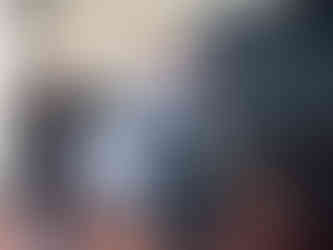 Mechatroniker setzt Autoteil ran