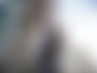 Frau reinigt Dach von Wintergarten