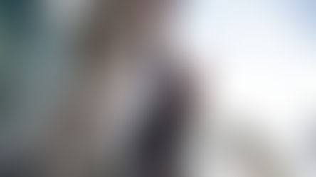 Frau reinigt Dach von Wintergarten