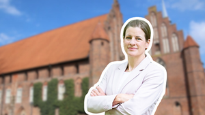 Miriam Schmidtke vor Kloster Wienhausen