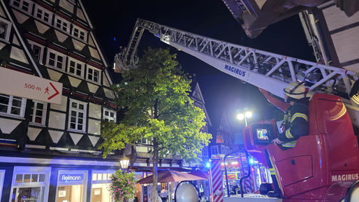 Wohnungsbrand in der historischen Altstadt: Feuerwehr Celle in der Piltzergasse im Einsatz