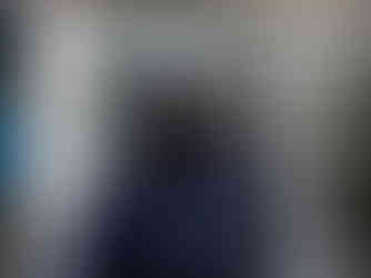 mann reinigt Fenster