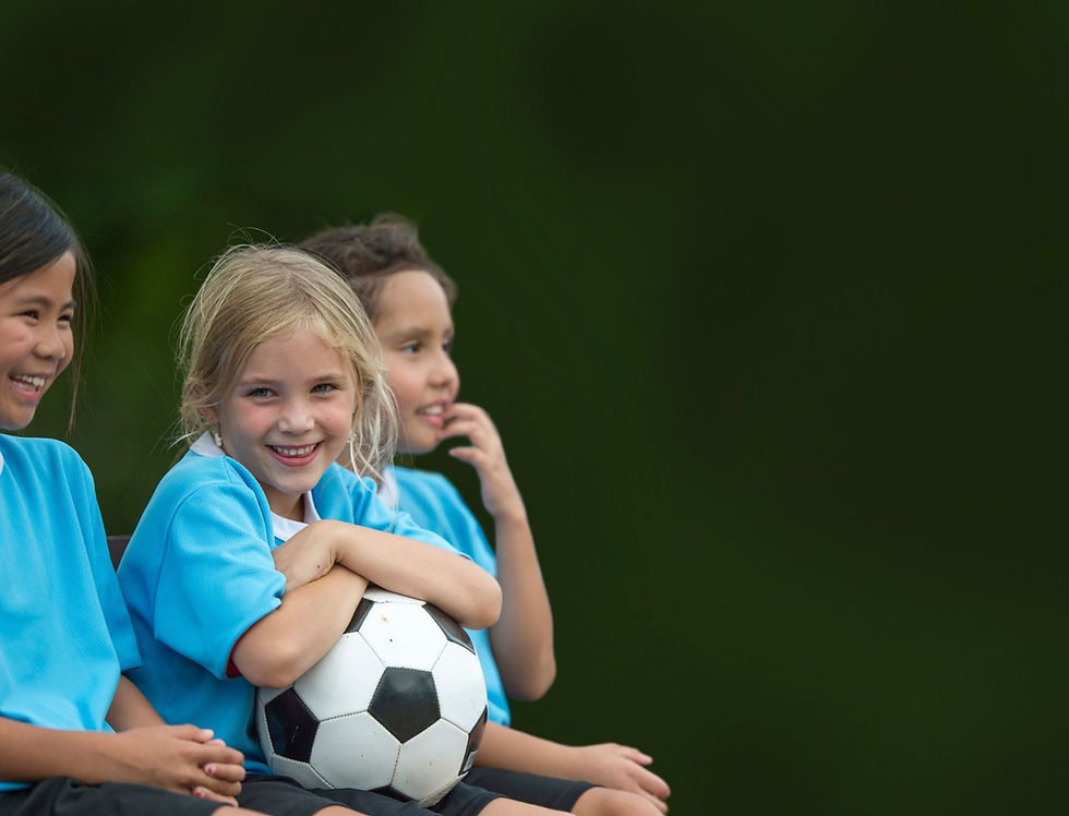 drei Kinder mit Ball