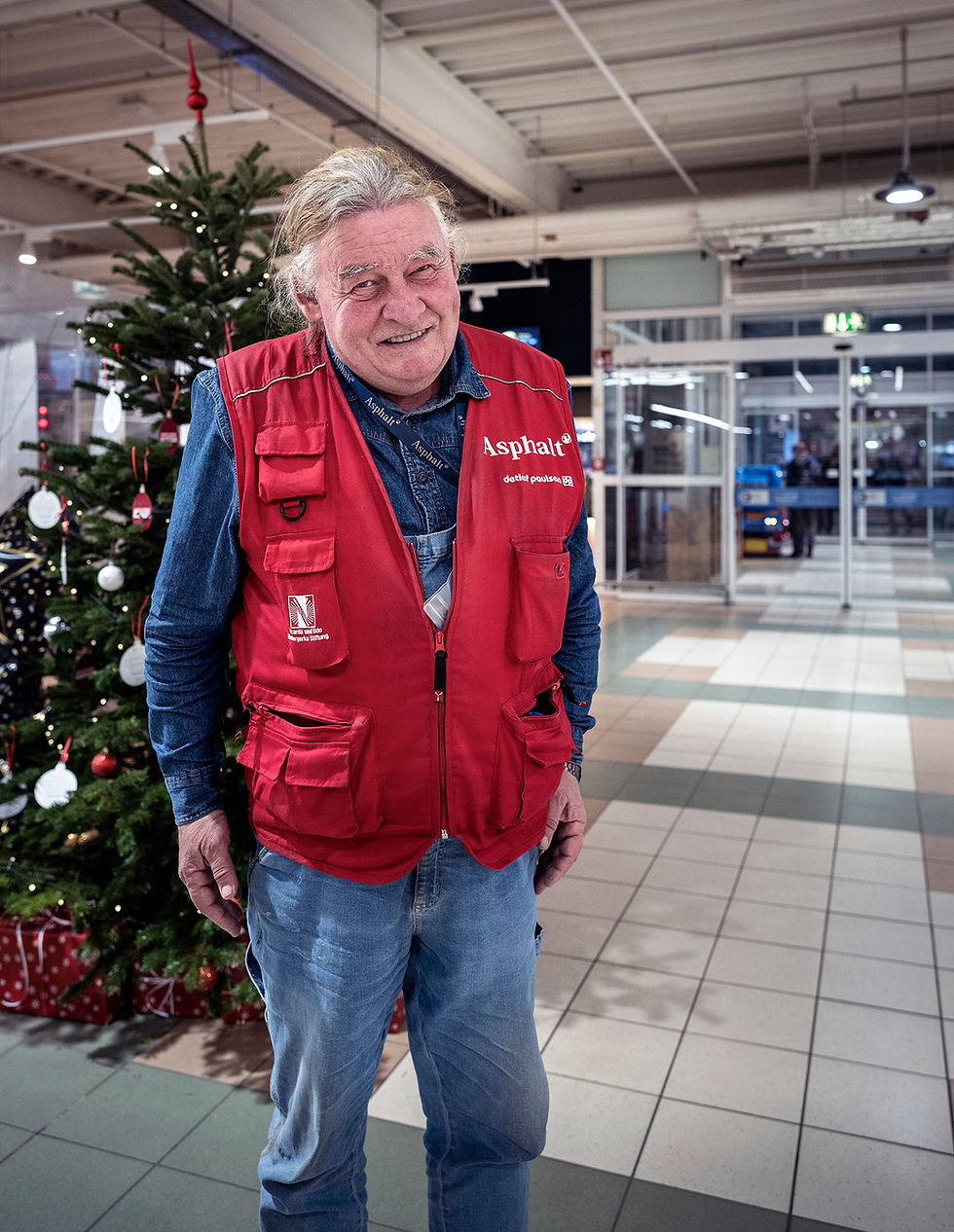 Asphalt Tom vor Weihnachtsbaum