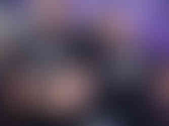 Frauen haben Arm umeinander gelegt