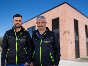 Vater und Sohn vor halle