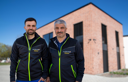 Vater und Sohn vor halle