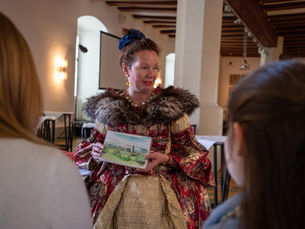 Sie weiß alles über Celles Geschichte: Anke Maecker führt durchs Schloss