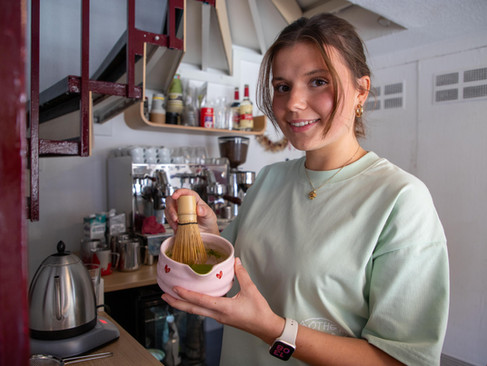 Hanna rührt den Matcha