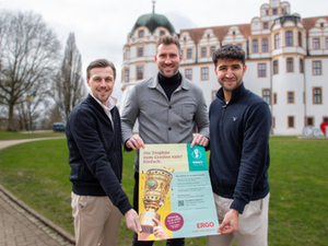 Versicherungsbüro Tiegs & Team holt DFB-Pokal nach Celle: Familienfest vor Schloss