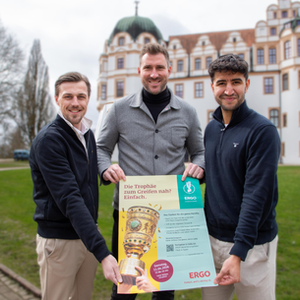 Versicherungsbüro Tiegs & Team holt DFB-Pokal nach Celle: Familienfest vor Schloss