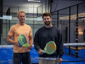 Finn Schulz (links) und Steffen May mit Padel Schläger in der Hand