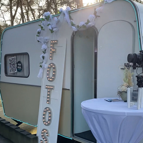 Wohnwagen mit Fotoschild