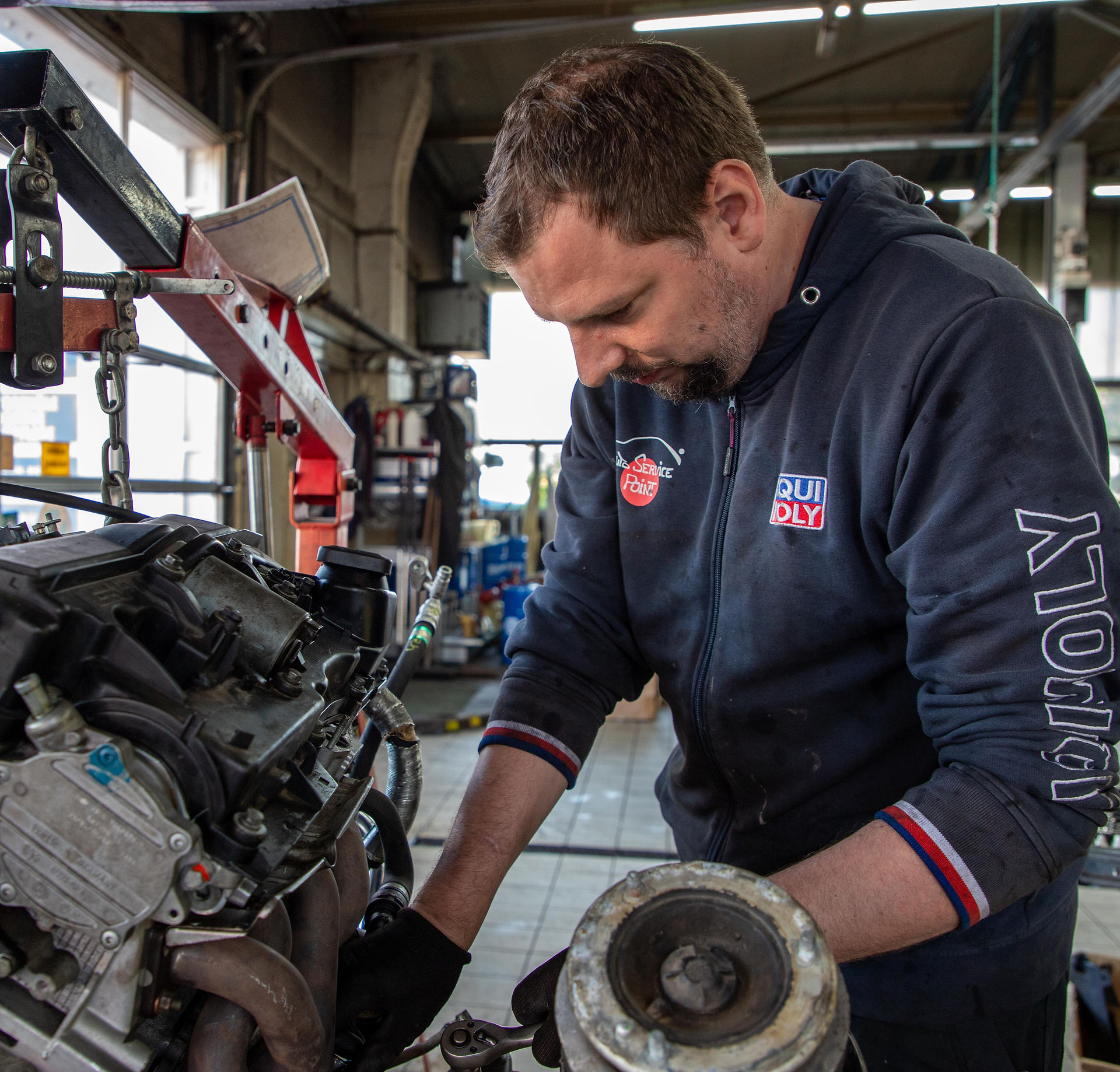 Kfz-Mechatroniker in Werkstatt