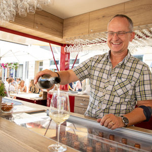 Carsten Lamberth mit Wein