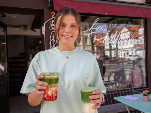 Hanna Gressmann mit Matcha in der Hand