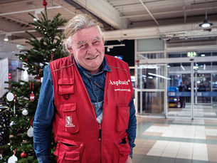 Asphalt Tom vor Weihnachtsbaum