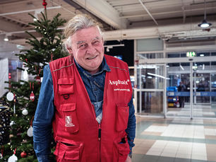 Asphalt Tom vor Weihnachtsbaum