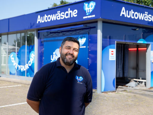 Betreiner Endrit Bitro vor seiner IMO Waschanlage in Celle