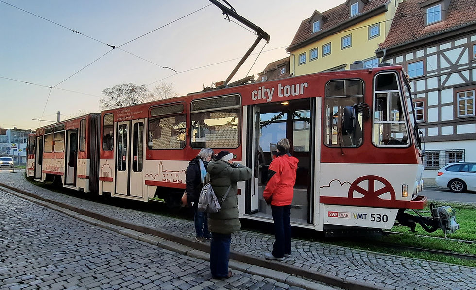 Die Stadtrundfahrt mit der historischen Tatra-Straßenbahn von 1980 ist ein besonderes Erlebnis.