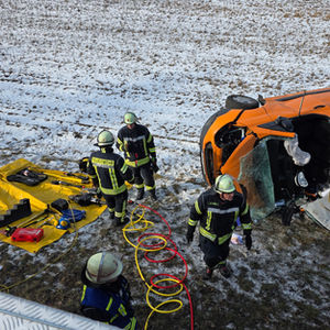 Verkehrsunfall auf der L310: Fahrer wird in Transporter eingeklemmt