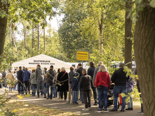 Schlange steht an für Herbstmarkt Helmerkamp