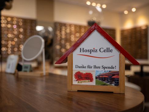Spendenhäuschen von der Hospiz auf dem Tisch