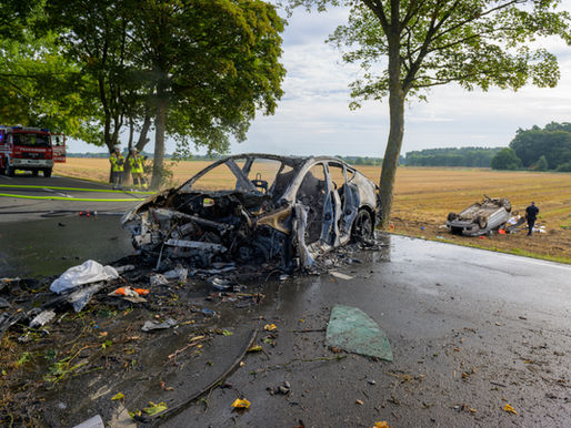 Tödlicher Unfall auf der L240 bei Beckedorf: E-Auto geht in Flammen auf