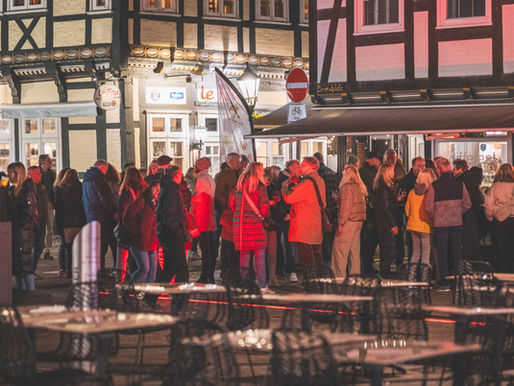 Masse an Menschen auf Brandplatz