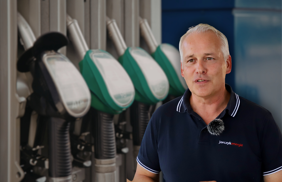 Mark Jorczyk vor Zapfsäule