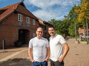 Christoph Röver (rechts) und Pascal Licht vor dem Olen Drallen Hoff
