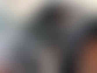 Mechatroniker arbeitet an Auto