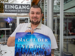 Frederik List mit Plakat