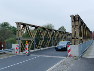 Behelfsbrücke in Wolthausen mit Auto.