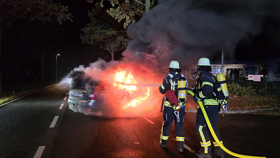 Die Feuerwehr Celle löscht den brennenden Wagen. 