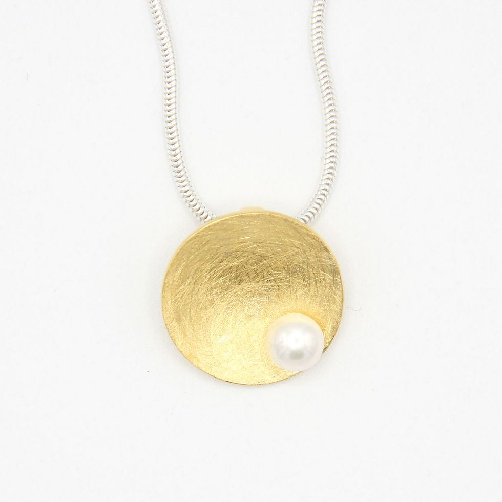 Vergoldeter Anhänger mit Perle