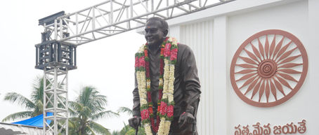 Sitaram Yechury, National General Secretary, CPI(M) unveils statue of Sri S. Jaipal Reddy 