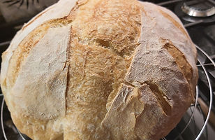 POPOLN HLEBEC KRUHA iz KISLEGA TESTA

Preprosta in hitra priprava 
Mehka sredica, prijeten okus
Visok hlebček, hrustljava skorja
Brez nočne hladne faze
Brez avtolize
Brez "Stretch & Fold" (delo opravi stroj za gnetenje)
Čas priprave: 4.5 ure