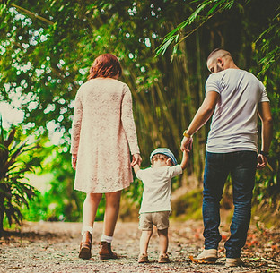 Enfant tenant la main de ses parents, symbolisant la sécurité