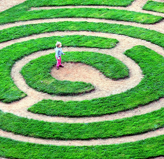 Une personne dans un labyrinthe, à la recherche de sens