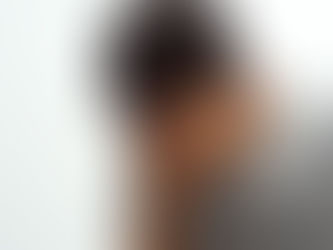 Un homme tenant sa tête dans sa main, évoquant le désarroi et le stress