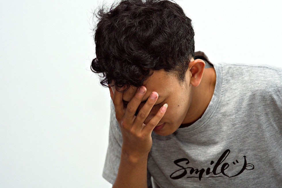 Un homme tenant sa tête dans sa main, évoquant le désarroi et le stress