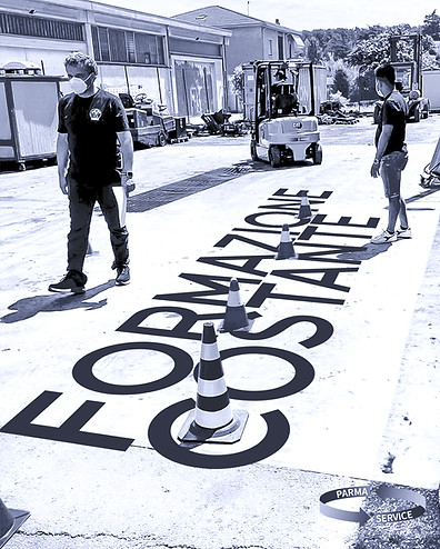 operai in training col carrello elevatore