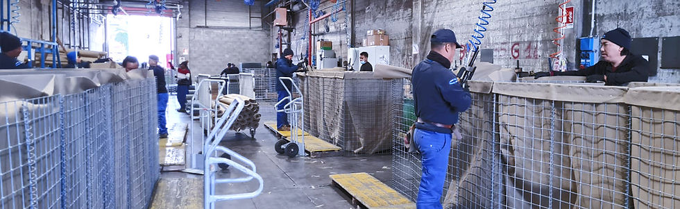 magazzino con operai che assemblano