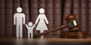 Family silhouettes beside a gavel and law books, symbolizing family law and custody in a courtroom-like setting.