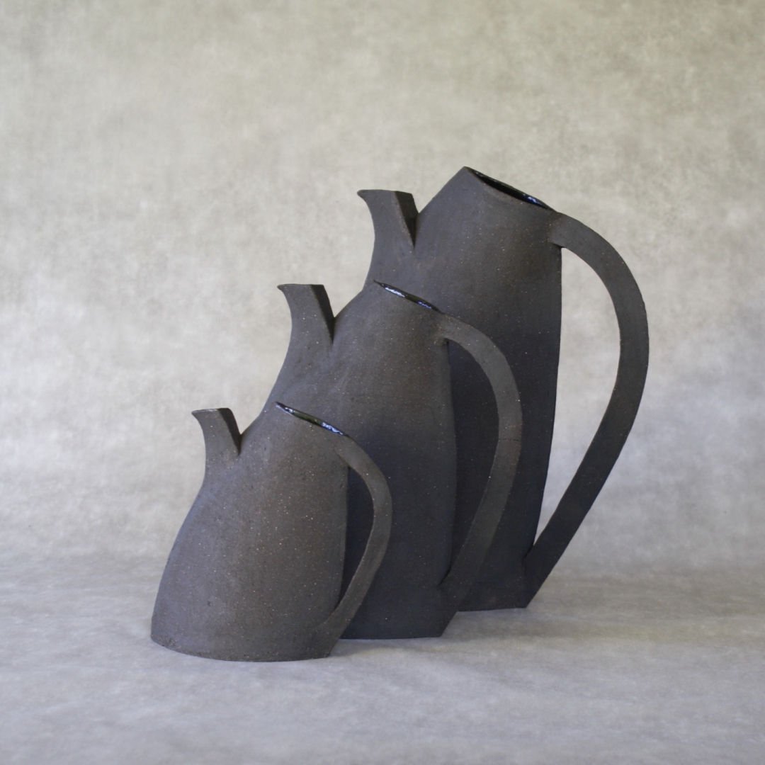 3 Pichets artisanaux en Grès noir, 400ml, 1200ml, 4000ml émail gris à l'intérieur sur fond gris