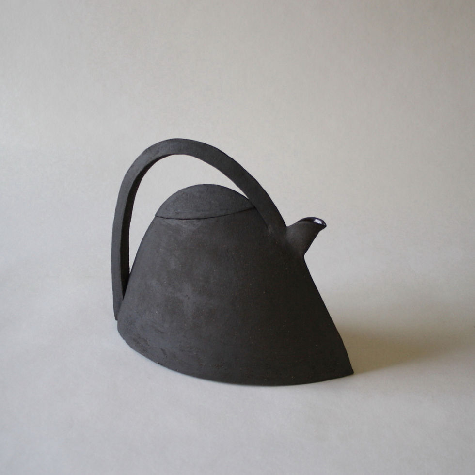 Miniature : Théière artisanale EMA grès noir design épuré de profil sur fond gris