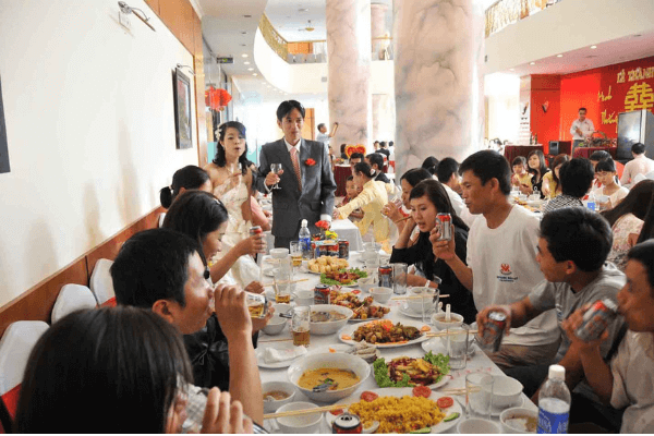 Mơ đi ăn cỗ đánh con gì? Giải mã giấc mơ ăn cỗ chuẩn nhất content media